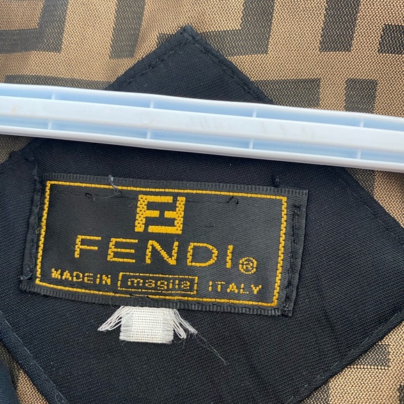 Fendi women’s mid length coat. Nice shape - Picture 3 of 3